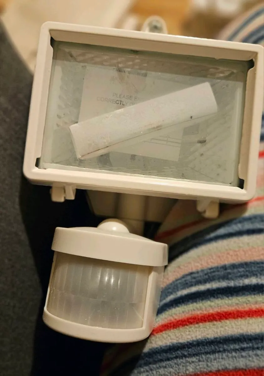 2 Floodlights - Image 1