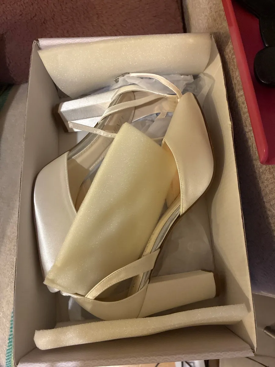 Wedding Shoes never worn - Image 2