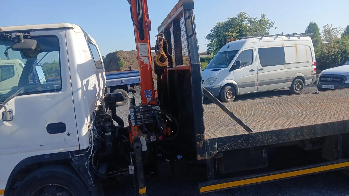 2007 ISUZU with crane - Image 1