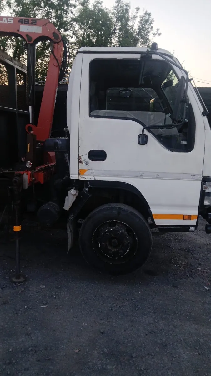 2007 ISUZU with crane - Image 2