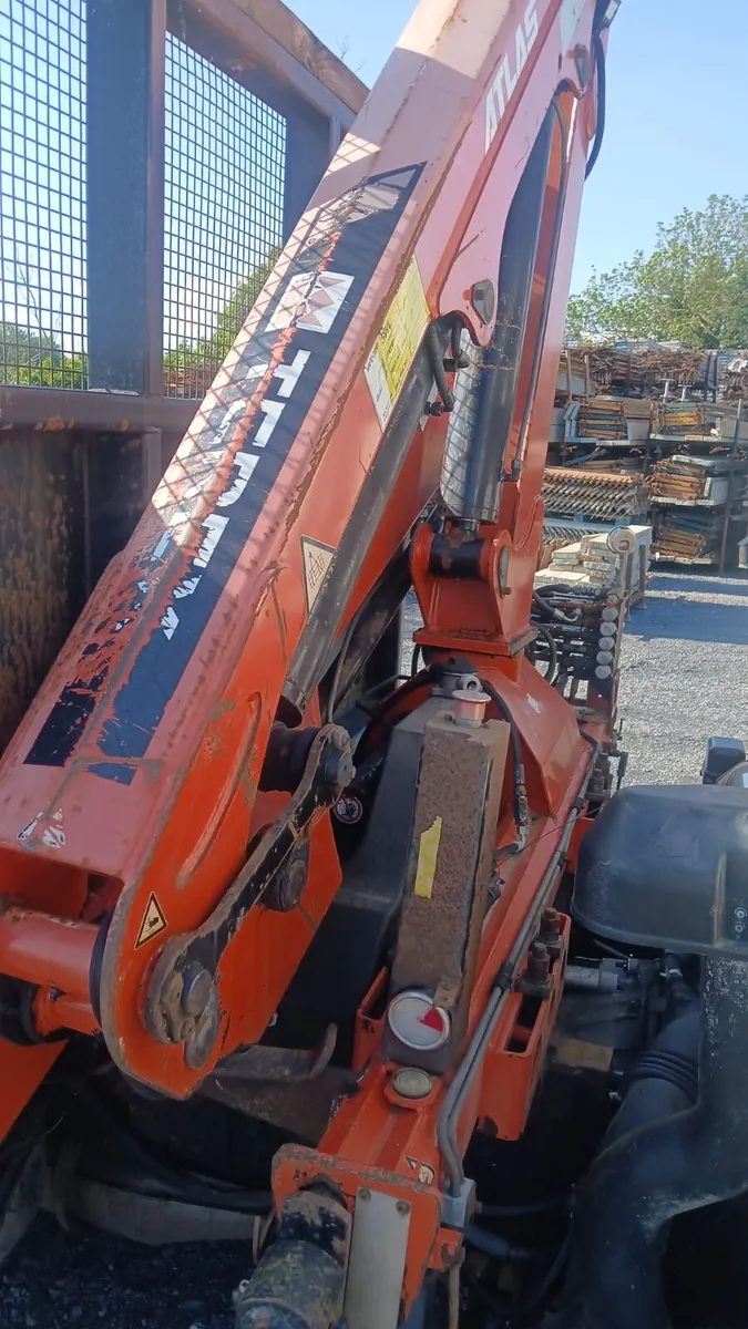 2007 ISUZU with crane - Image 3