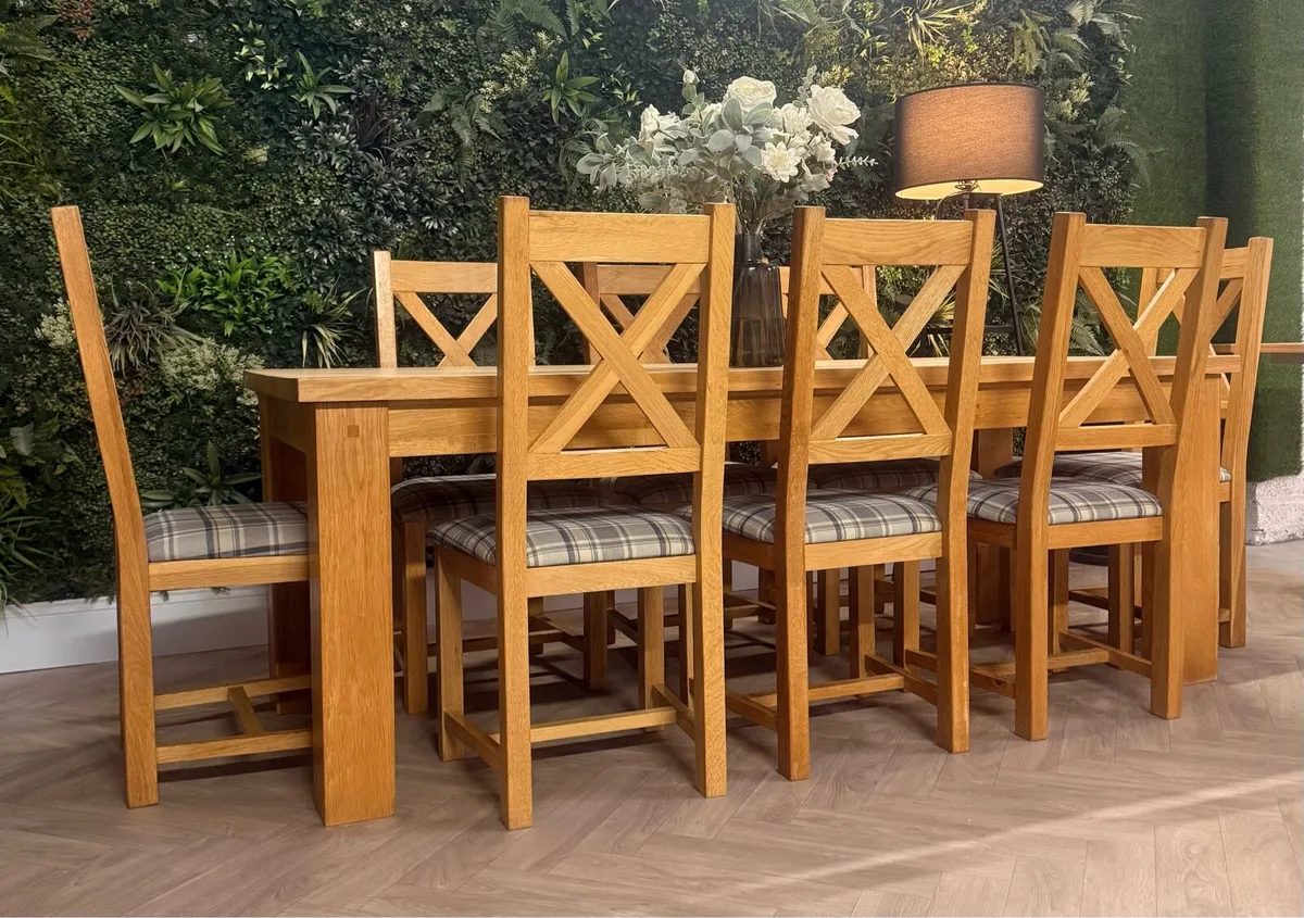 Solid oak dining table & 8 chairs - Image 1