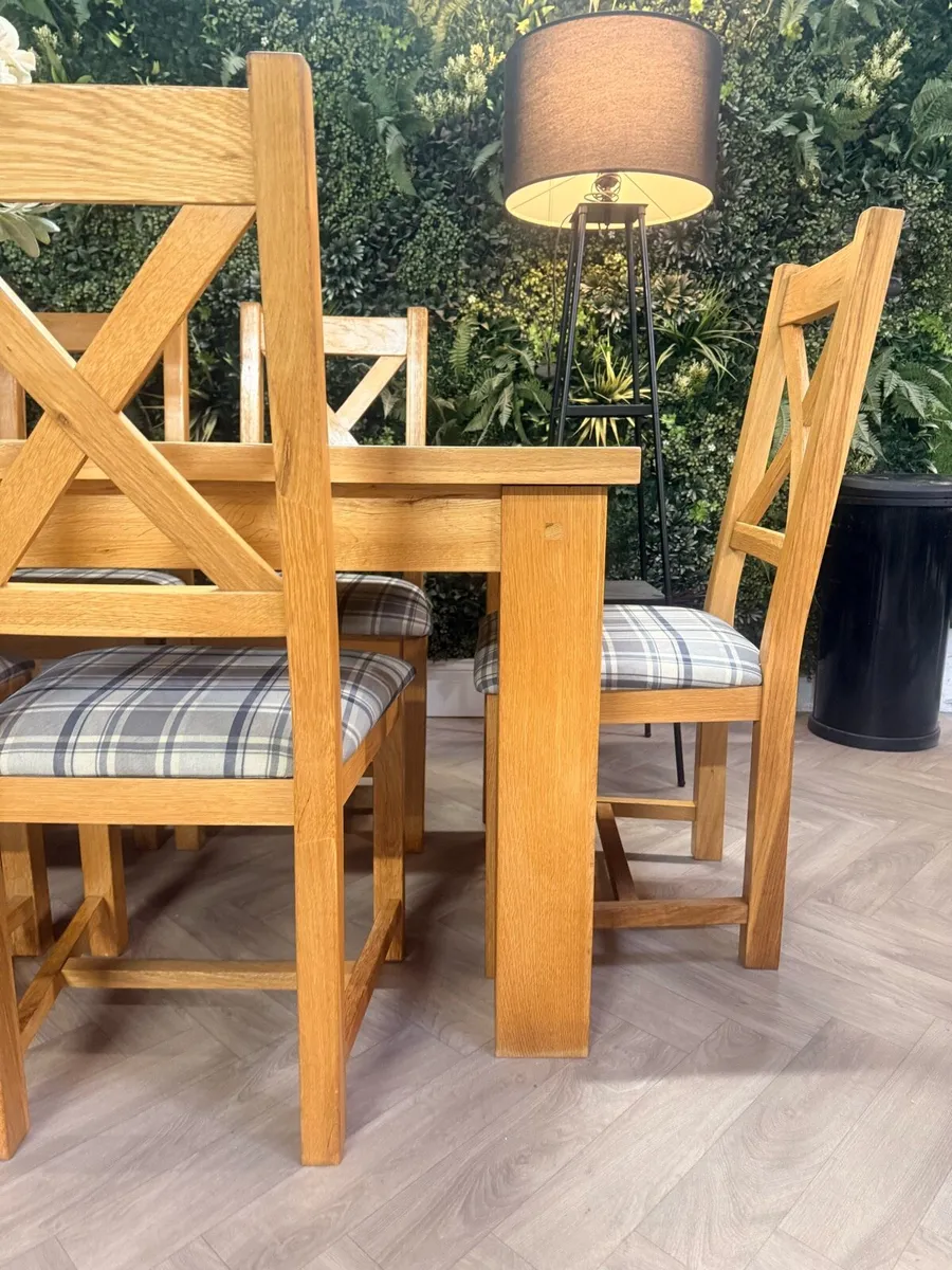 Solid oak dining table & 8 chairs - Image 3