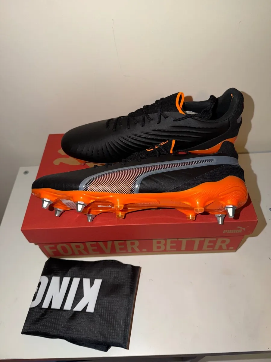 Football boots - Image 1
