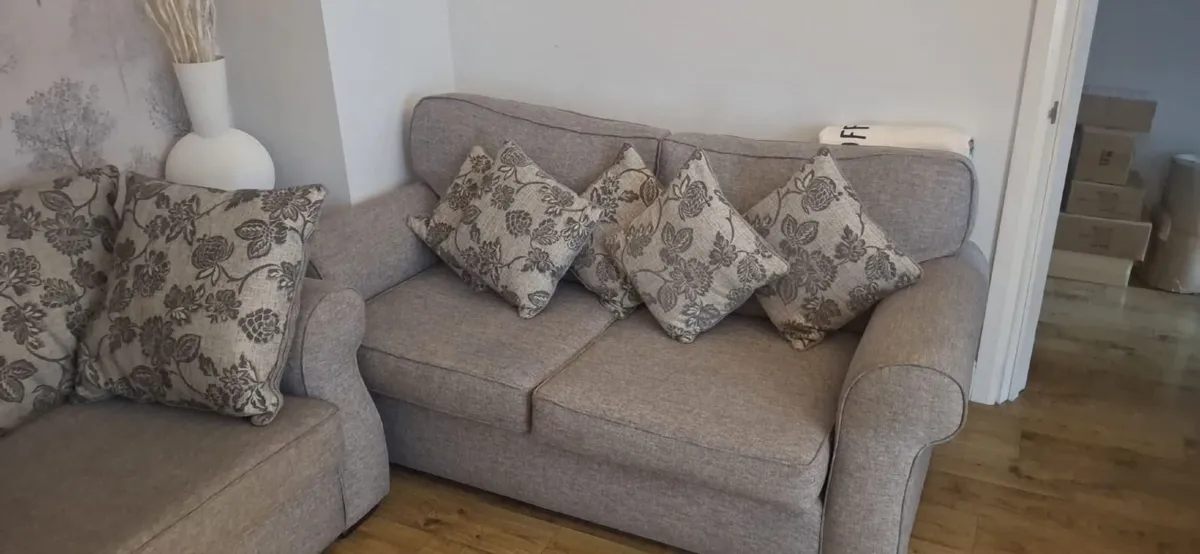 Beautiful 3 piece Suite - Image 1
