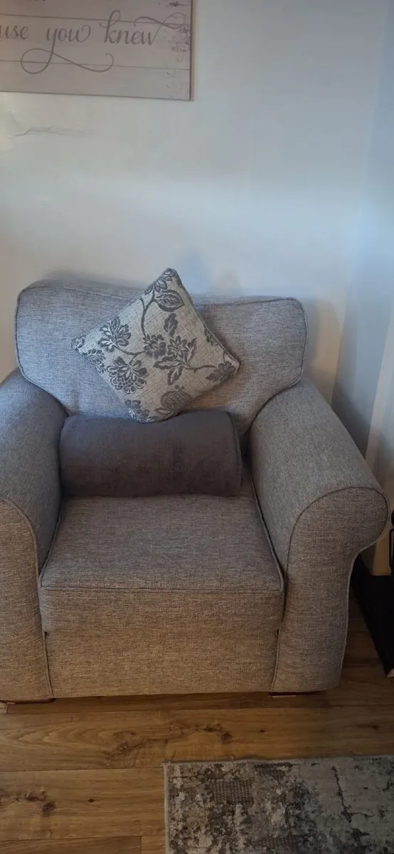 Beautiful 3 piece Suite - Image 2