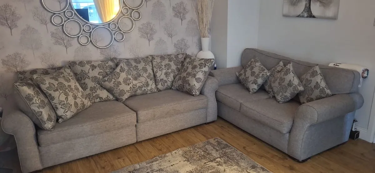 Beautiful 3 piece Suite - Image 3