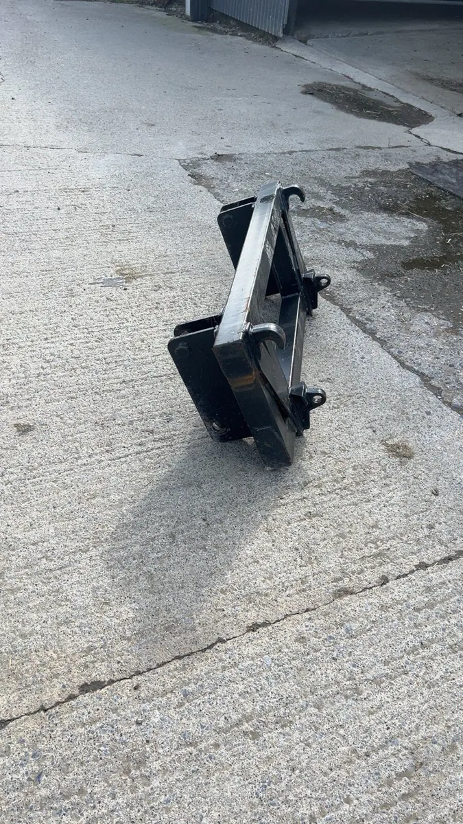 Euro bracket to Kramer loader attachment - Image 1
