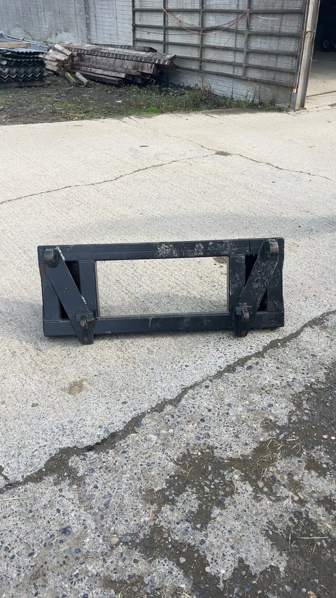 Euro bracket to Kramer loader attachment - Image 2