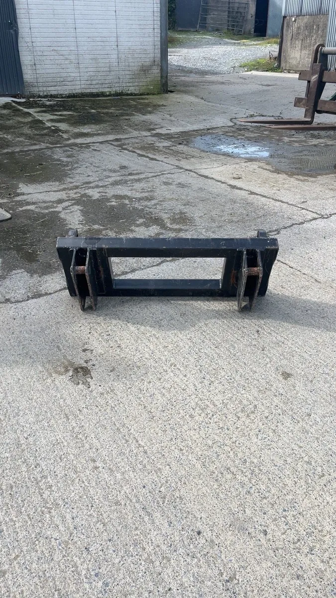 Euro bracket to Kramer loader attachment - Image 3