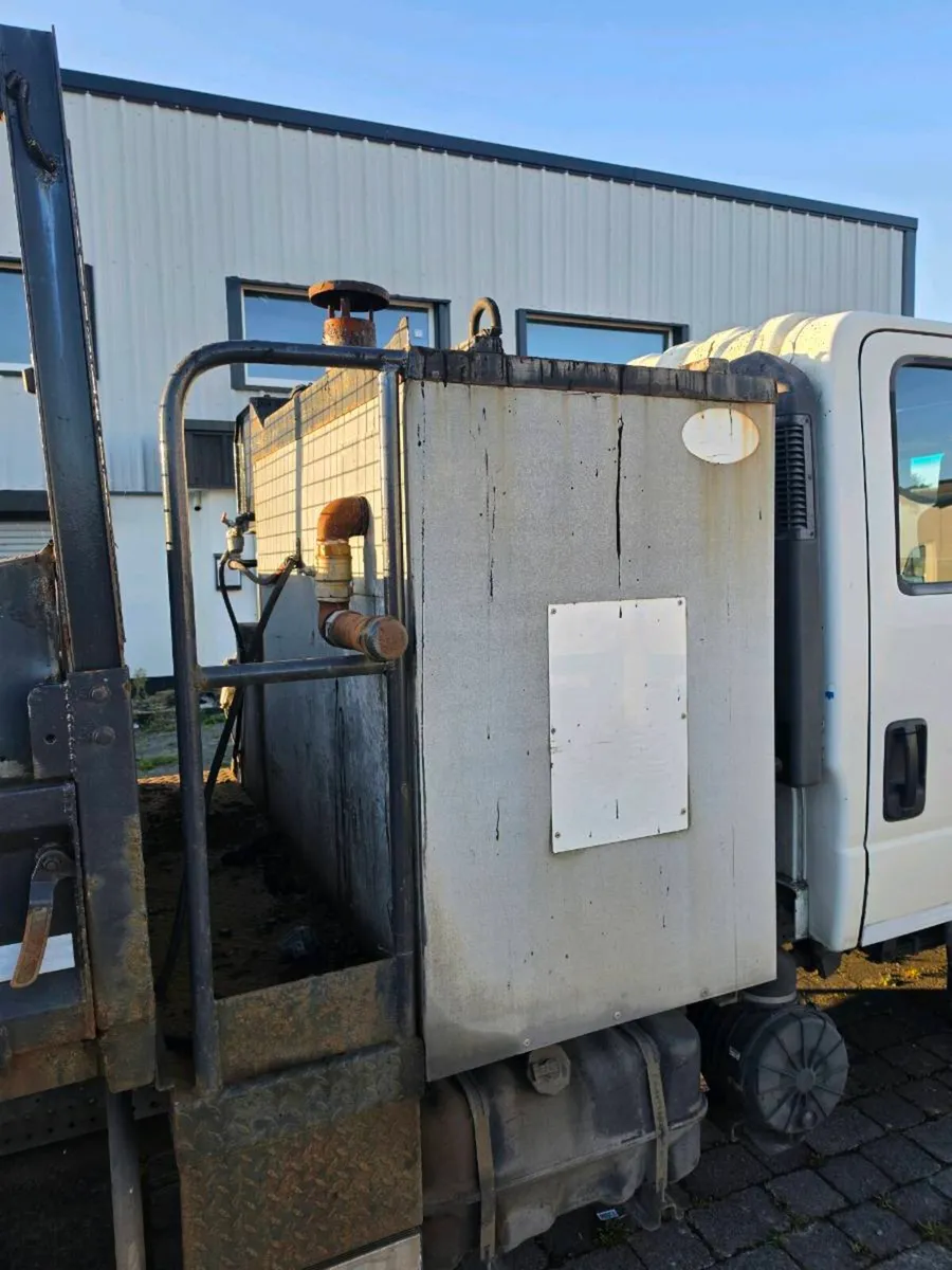 Isuzu 2014 NPR 75 7.5 T Just Past cvrt Tar sprayer - Image 4