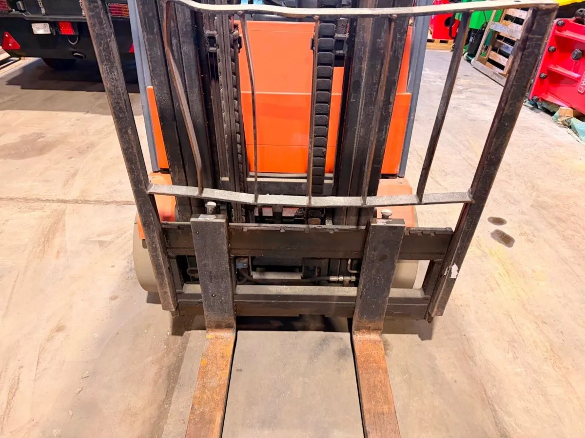 2014 TOYOTA 1.3 Ton Electric forklift....NEW BATTE - Image 4