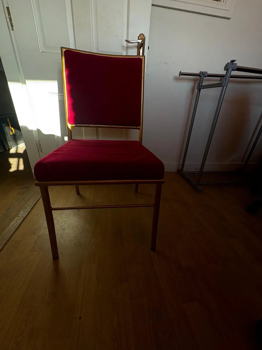 Round table and chairs - Image 1