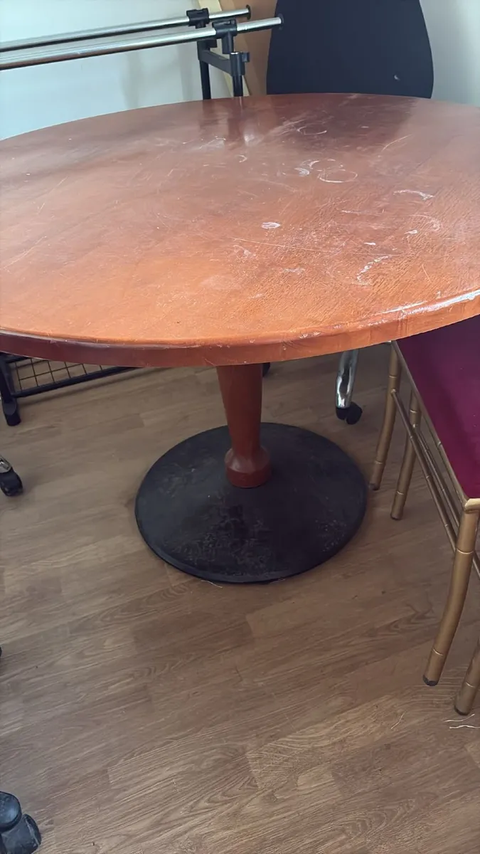 Round table and chairs - Image 2