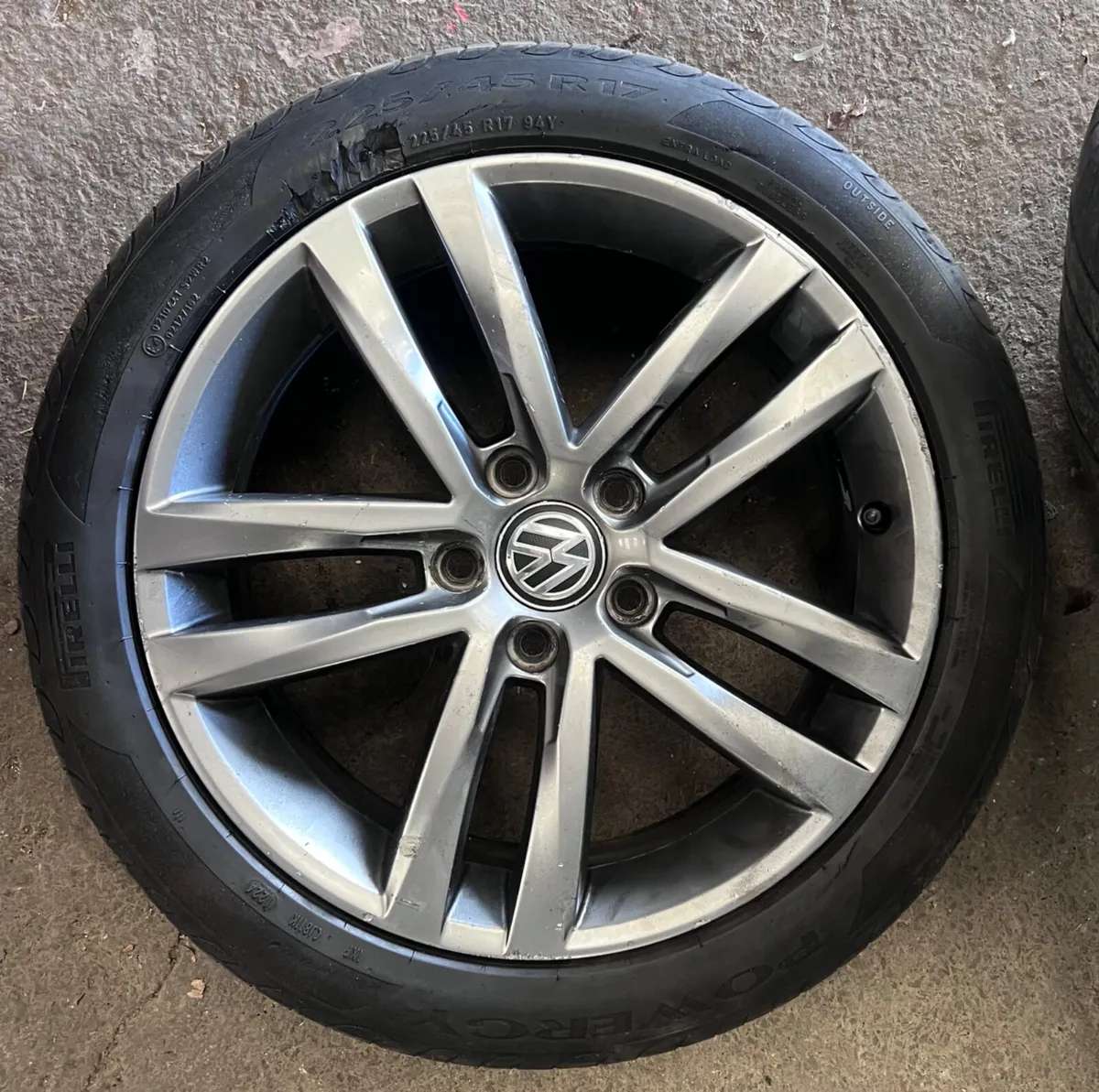 Volkswagen Original genuine R factory sport alloys - Image 1