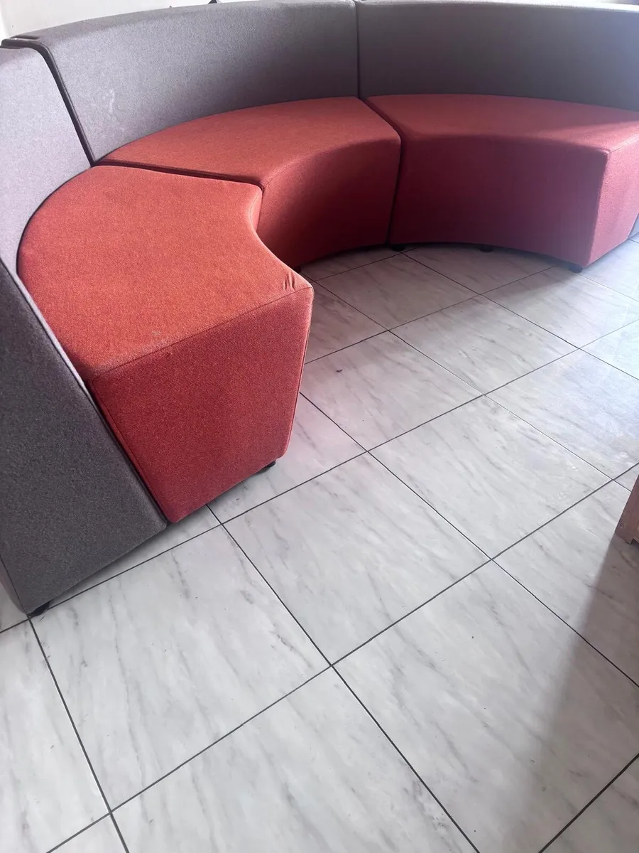Executive circular modular seating - Image 1