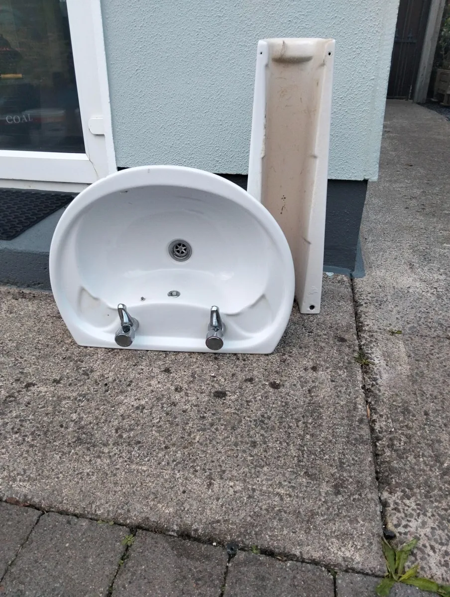 Bathroom sink - Image 1