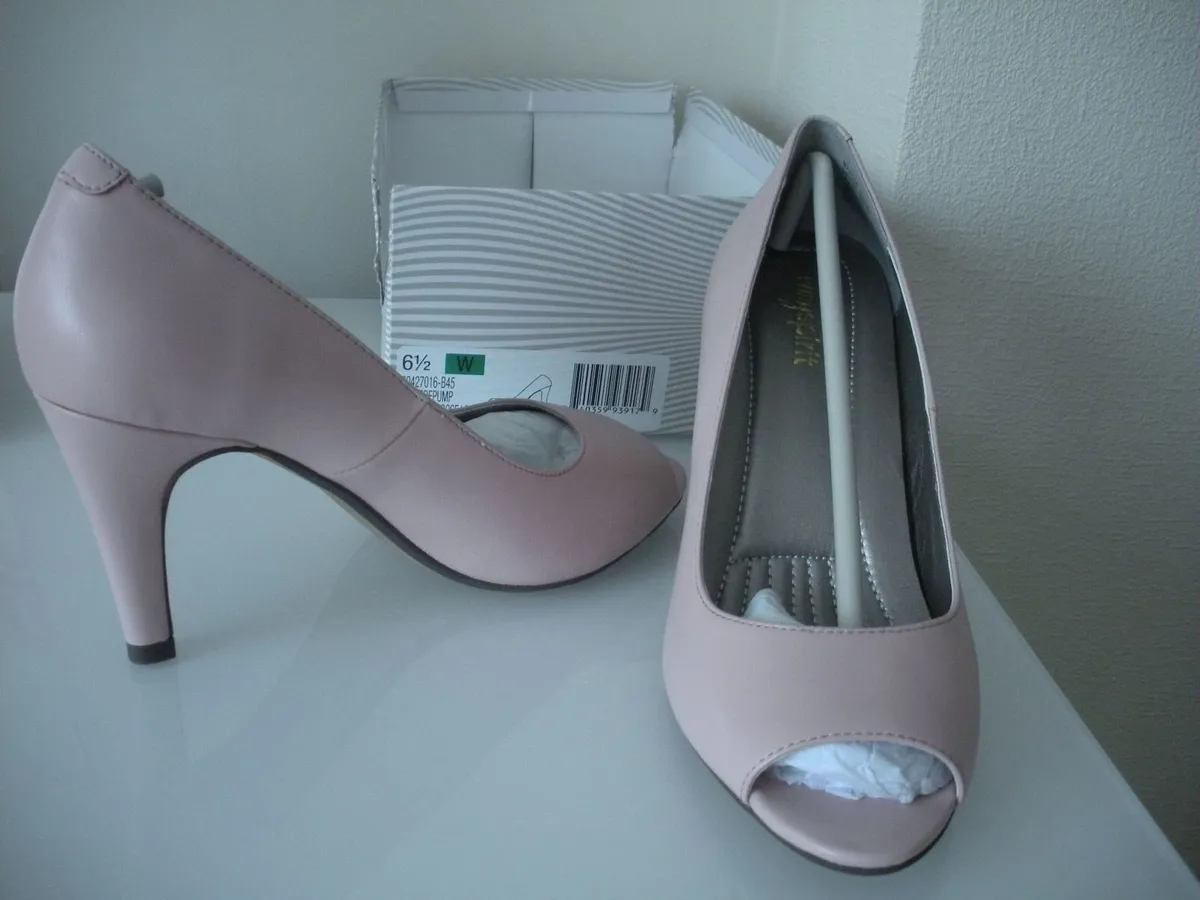 NEW Ladies Shoes Size 4 - Image 1