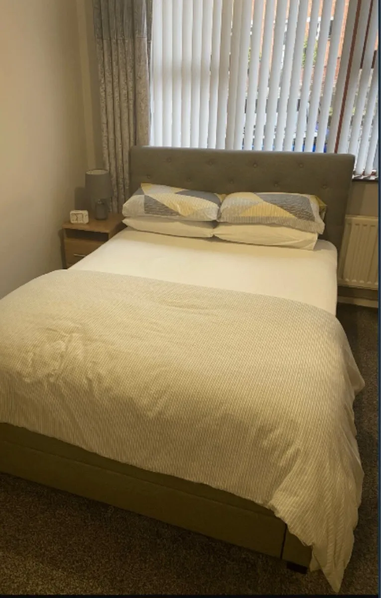 5ft kingsize bed complete with headboard - Image 1