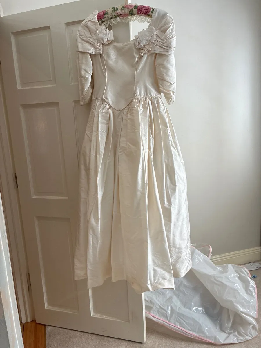 Wedding dress, long veil and head Piece - Image 1