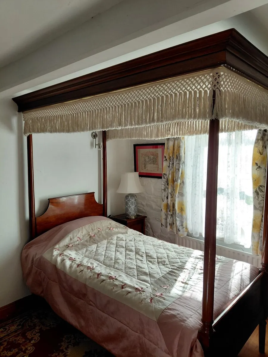 4 poster bed - Image 1