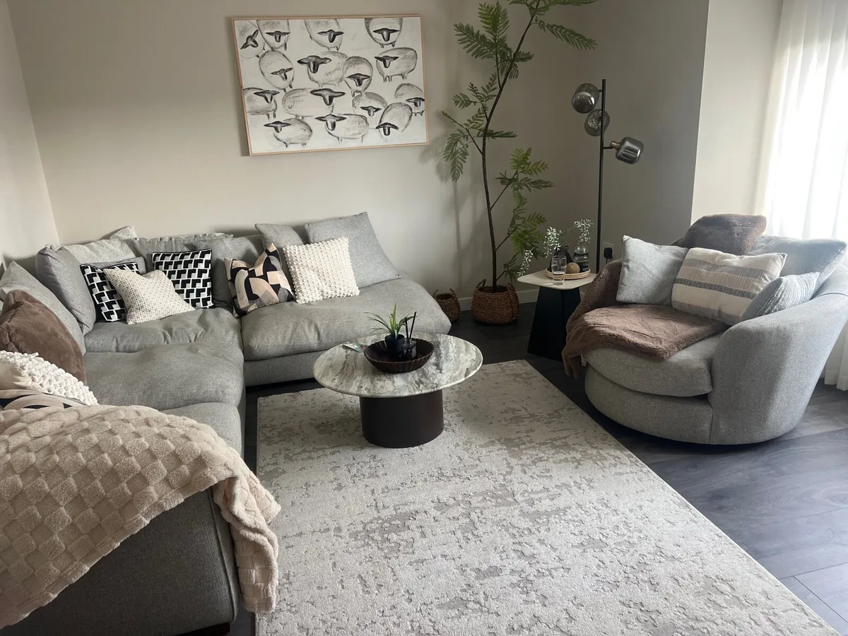 Couch - Image 4