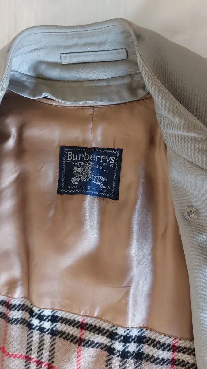 Burberry Mackintosh with zip-in detachable liner - Image 3