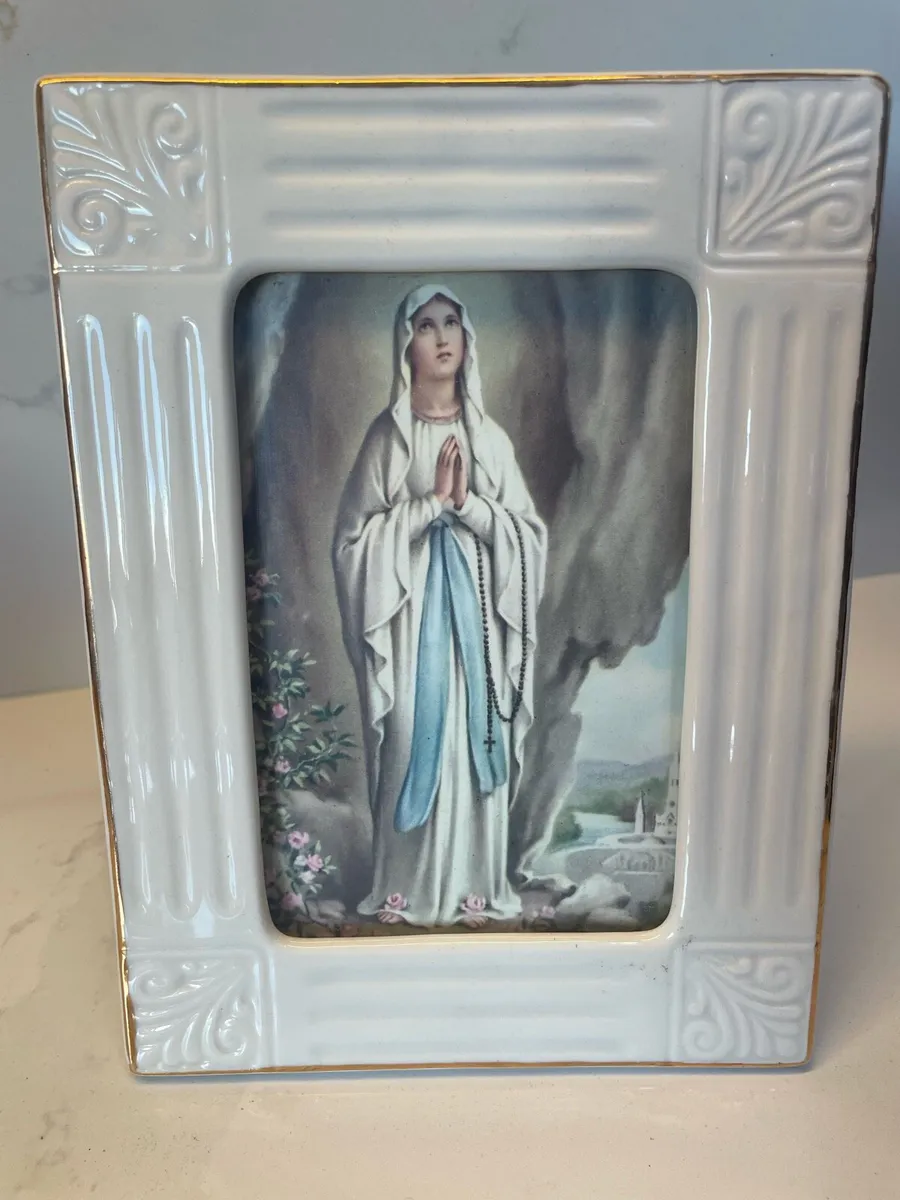 Belleek photo frame - Image 1