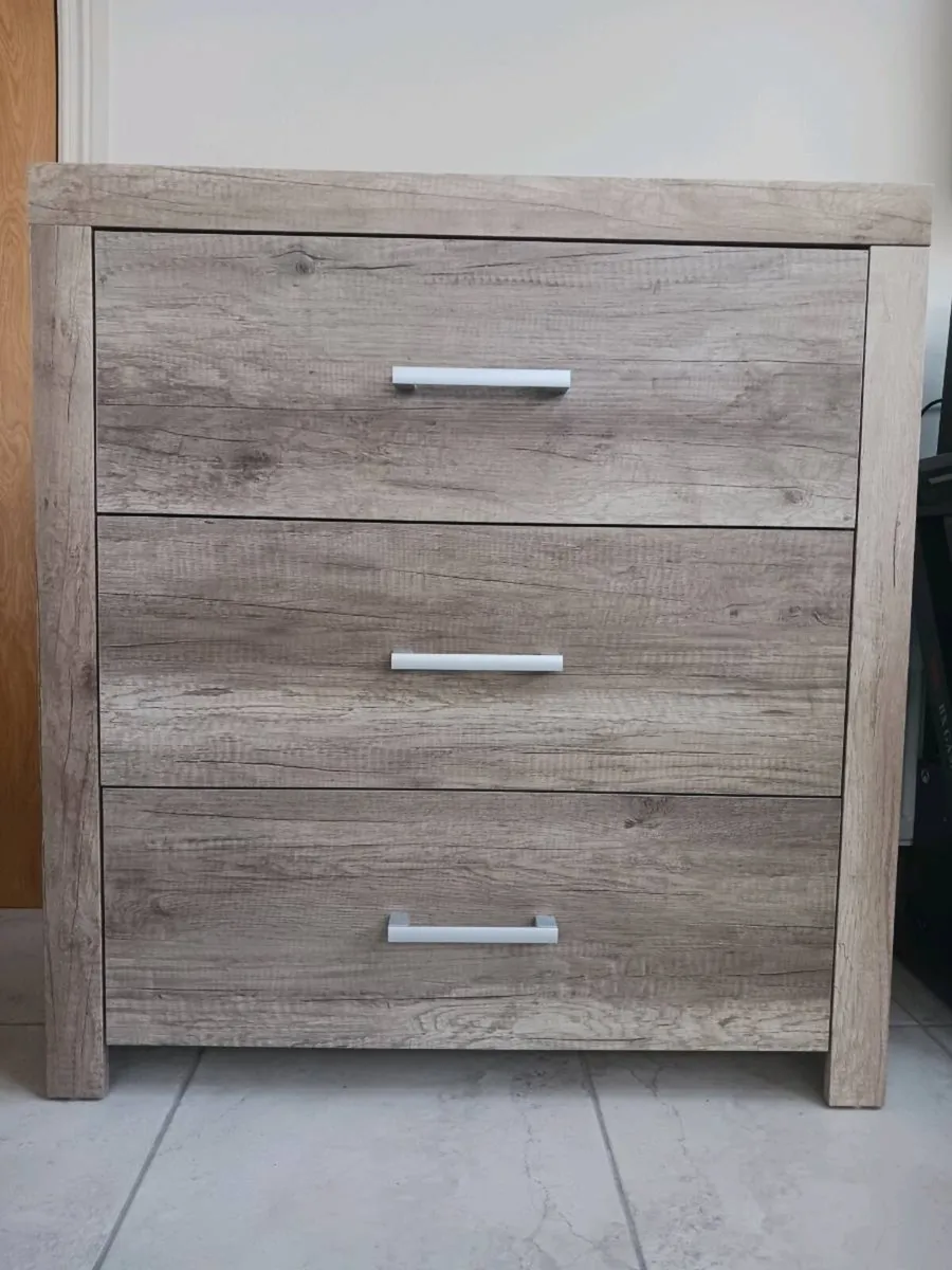Chest of drawers - Image 1