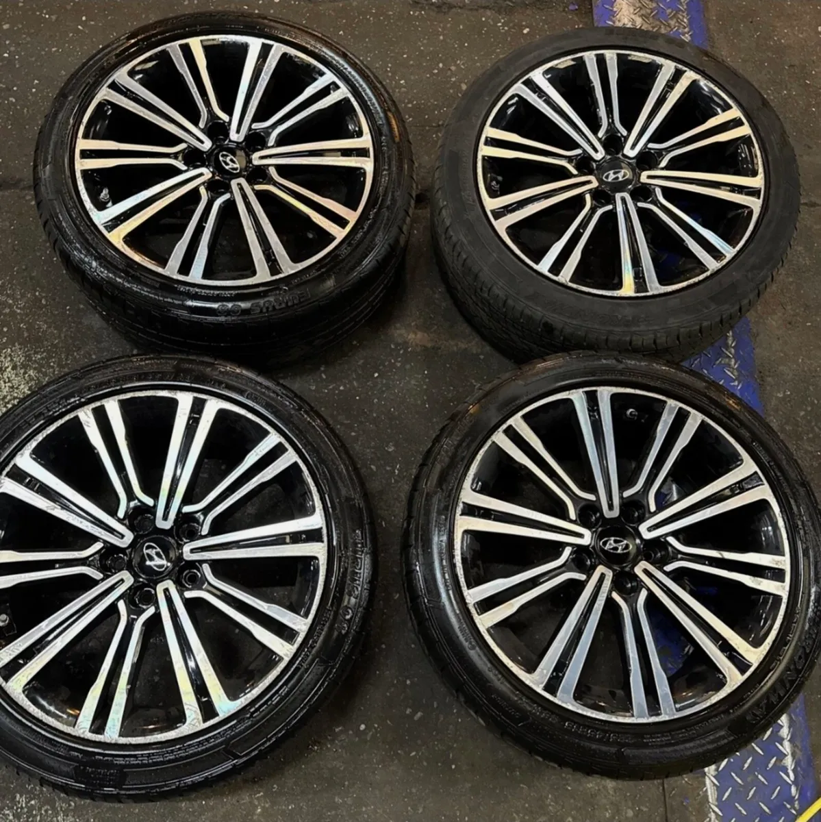 Set of 18 inch hyundai/toyota alloy wheels