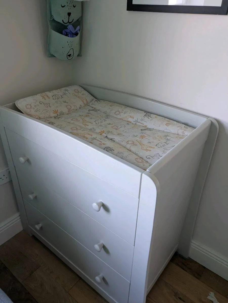 Mamas and papas draws and changing table - Image 2