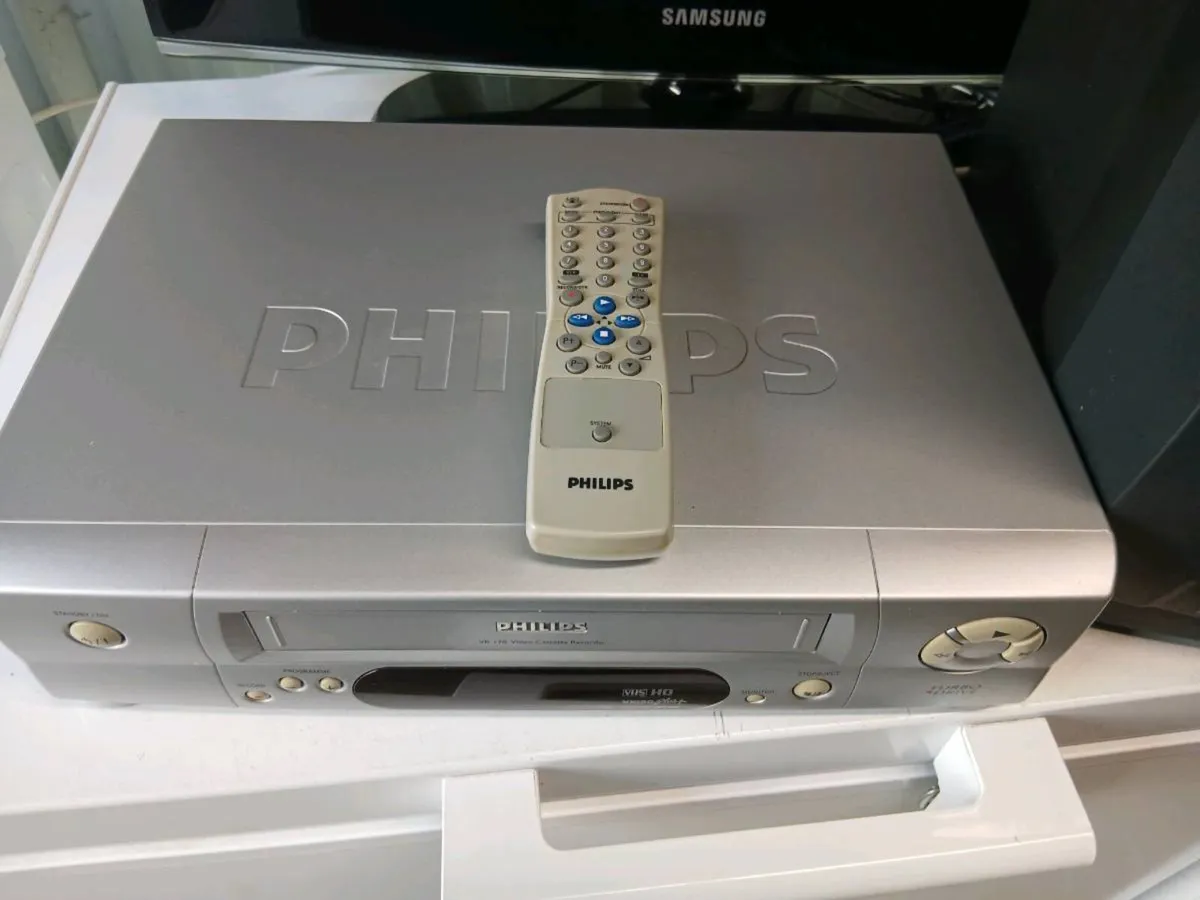 Phillips vhs player with remote - Image 2