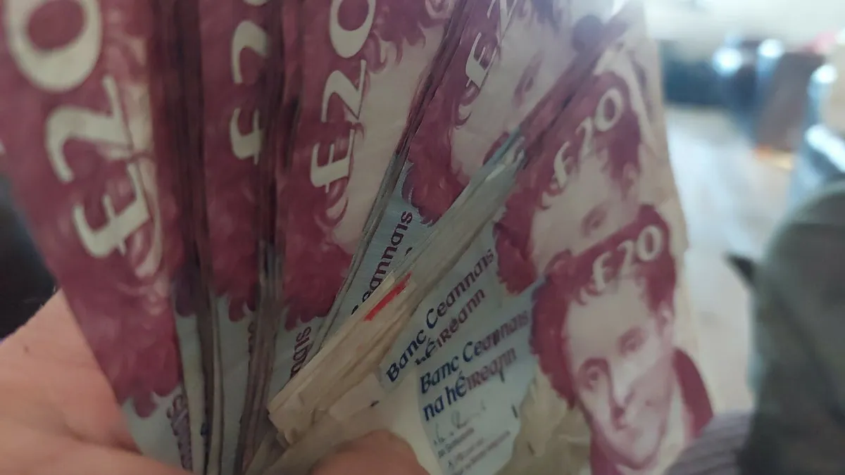 Banknotes and coins - Image 2