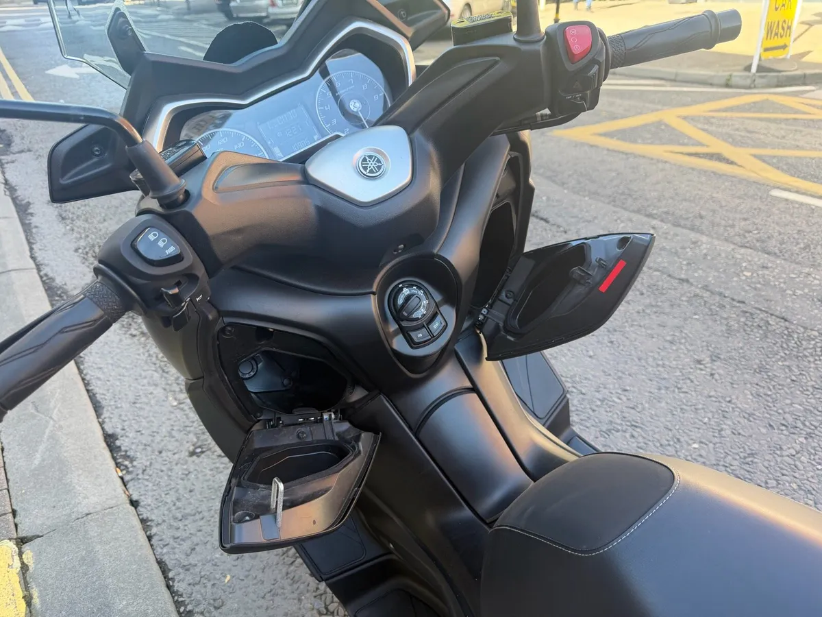 Yamaha X-Max 300 Low miles - Image 3