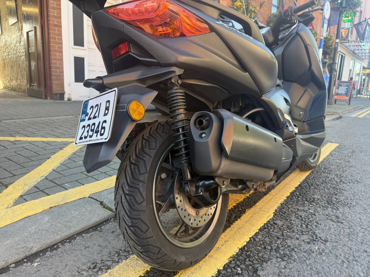 Yamaha X-Max 300 Low miles - Image 4