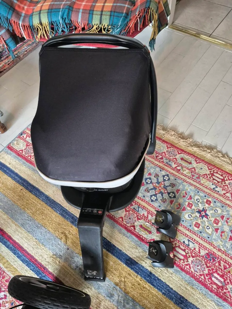 Pushchair + carseat/ carrier - Image 3