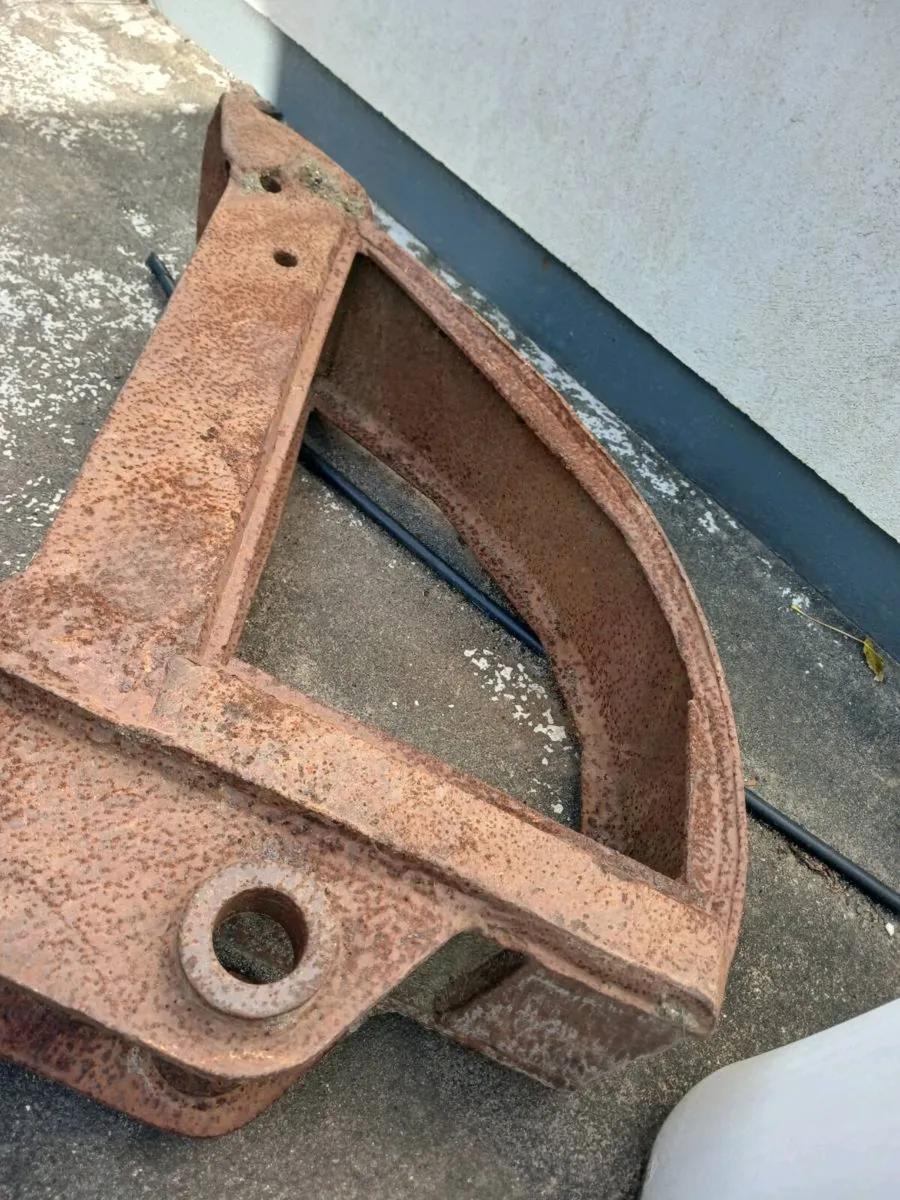 12 inch digging bucket 45mm pins - Image 3