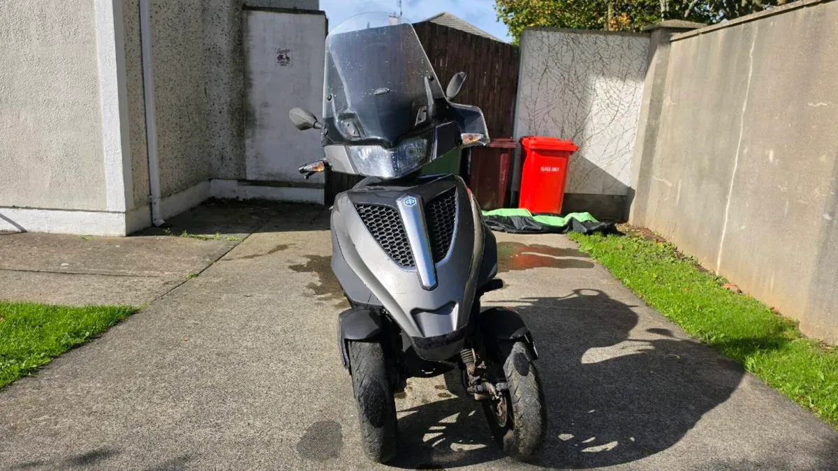 2013 piaggio mp3 300 yourban for parts or repair - Image 3