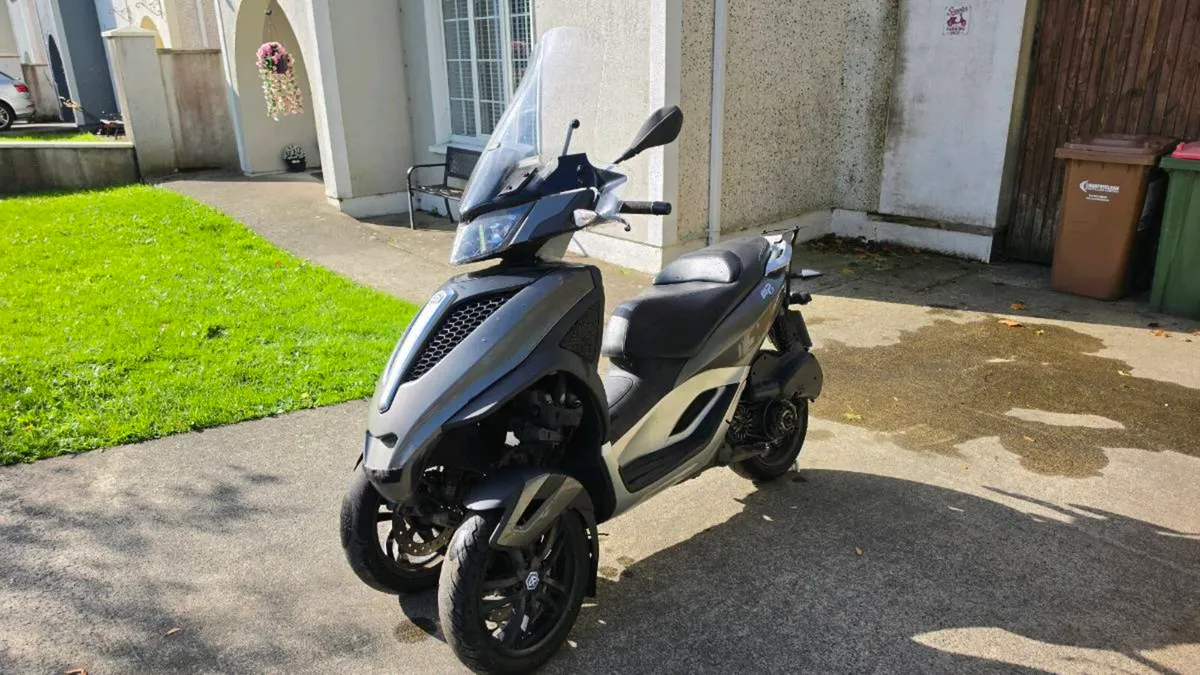 2013 Piaggio mp3 300 yourban for parts or repair - Image 2