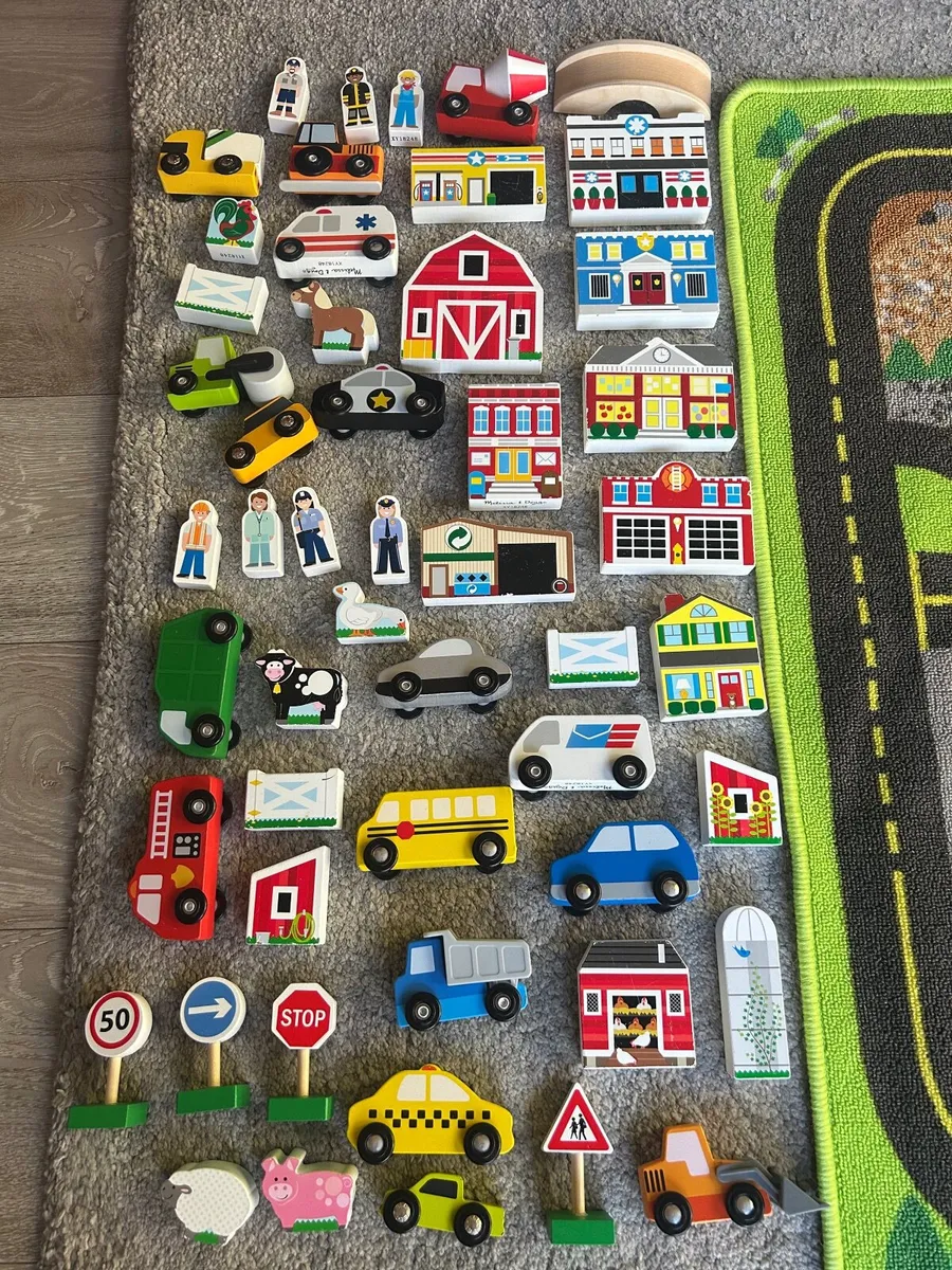 Play mat with wooden accessories - Image 1