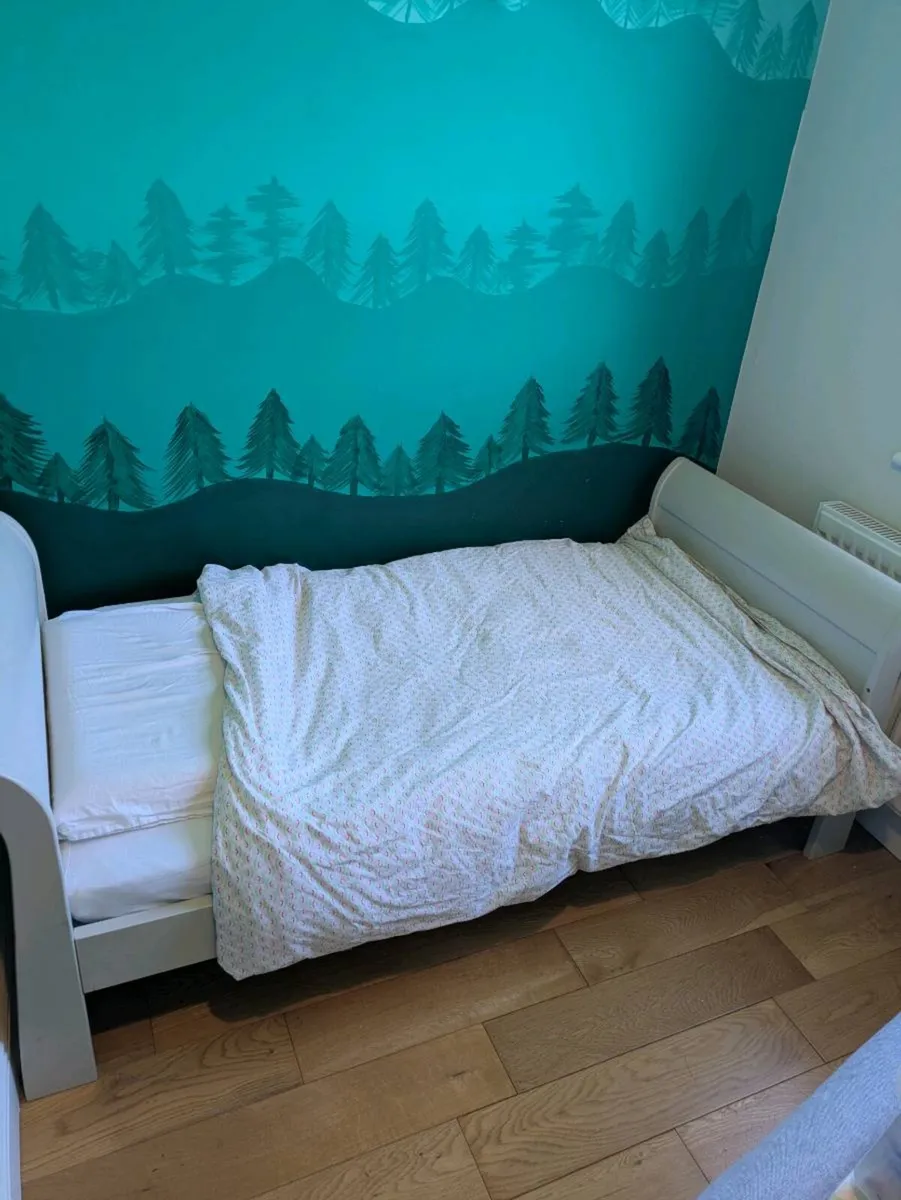 Mamas and papas Mia cot bed - Image 2