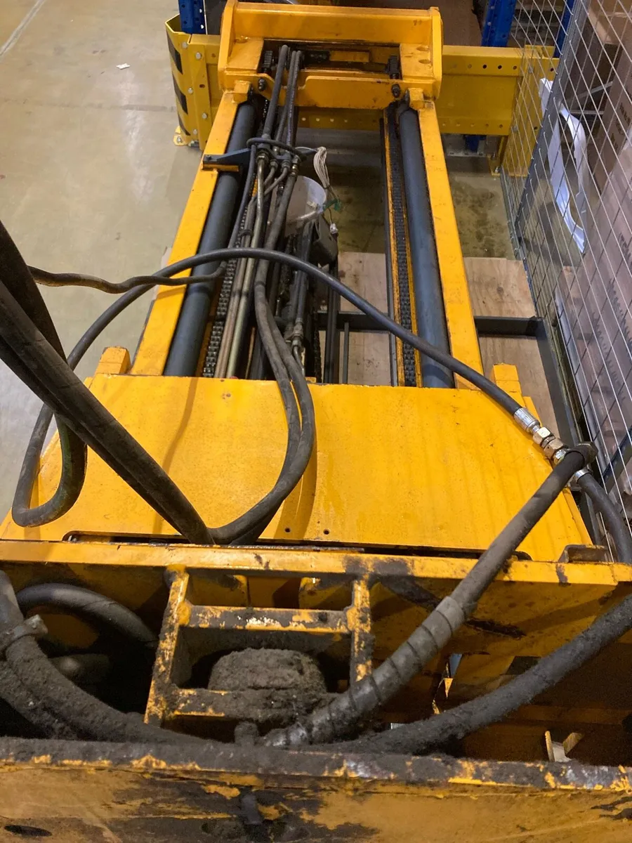 Forklift mast and forks - Image 1