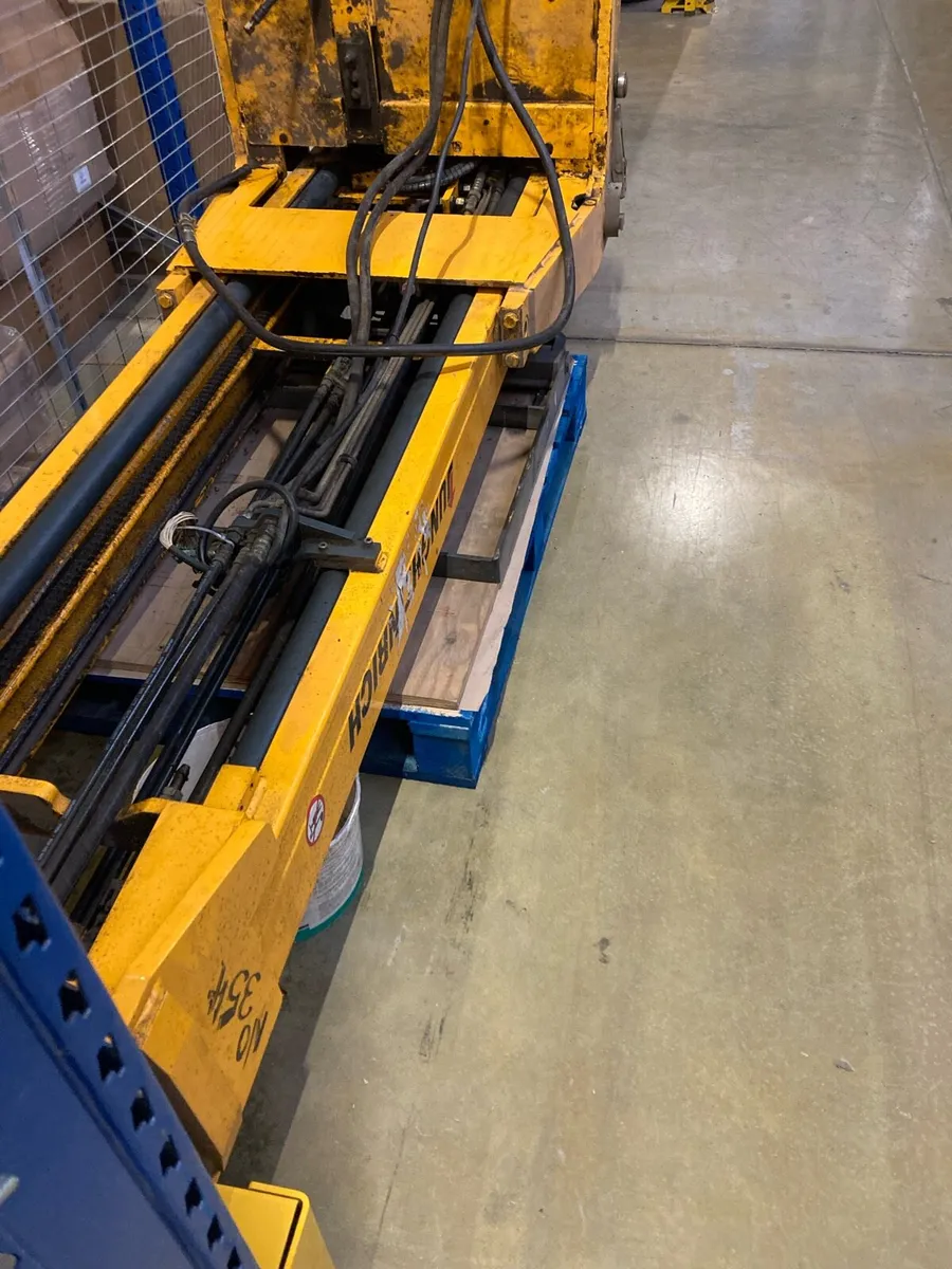 Forklift mast and forks - Image 2