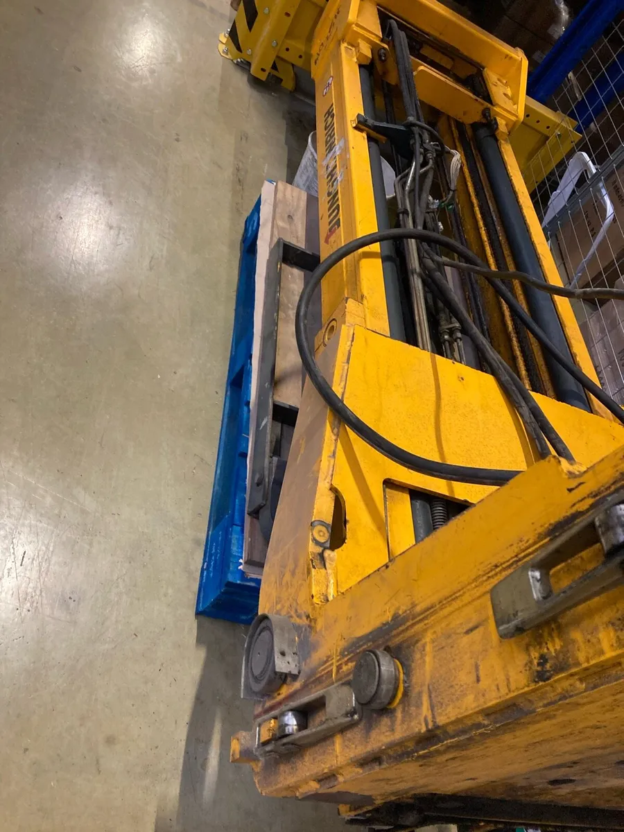Forklift mast and forks - Image 4