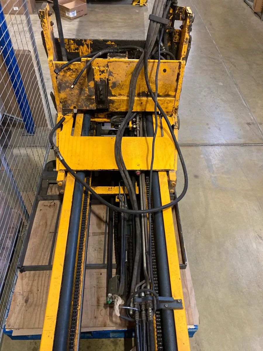 Forklift mast and forks - Image 3