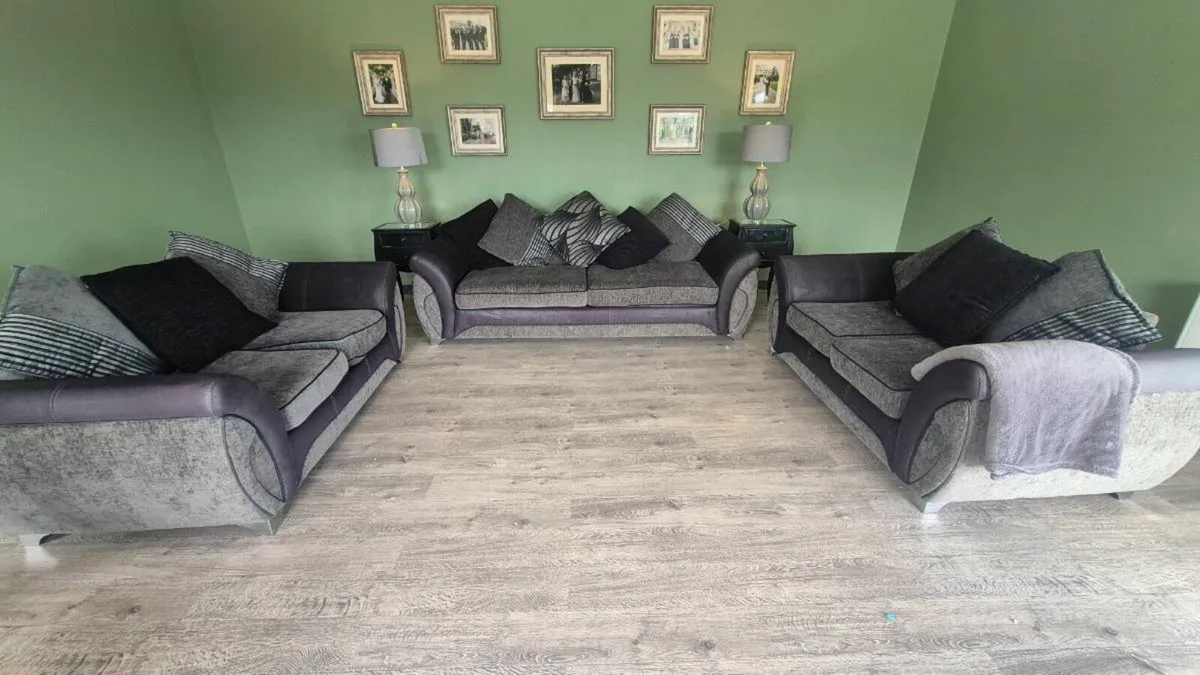 1x3 piece, 2x2 piece suite of furniture - Image 1