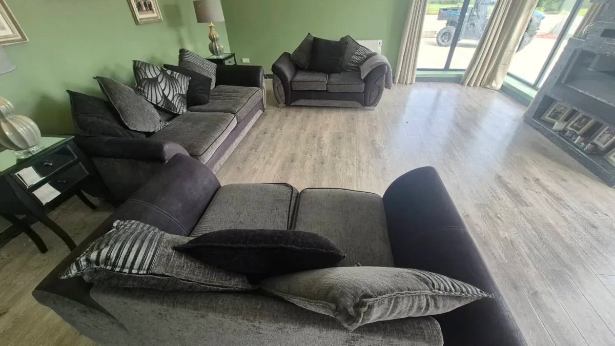 1x3 piece, 2x2 piece suite of furniture - Image 2