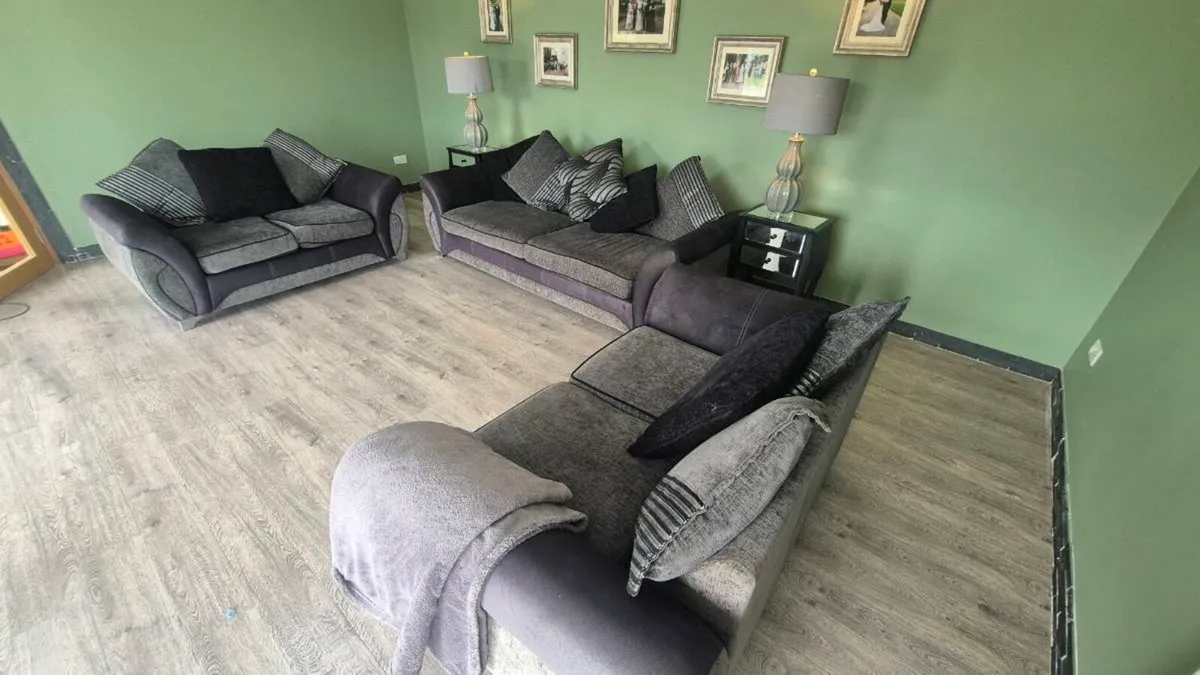 1x3 piece, 2x2 piece suite of furniture - Image 3