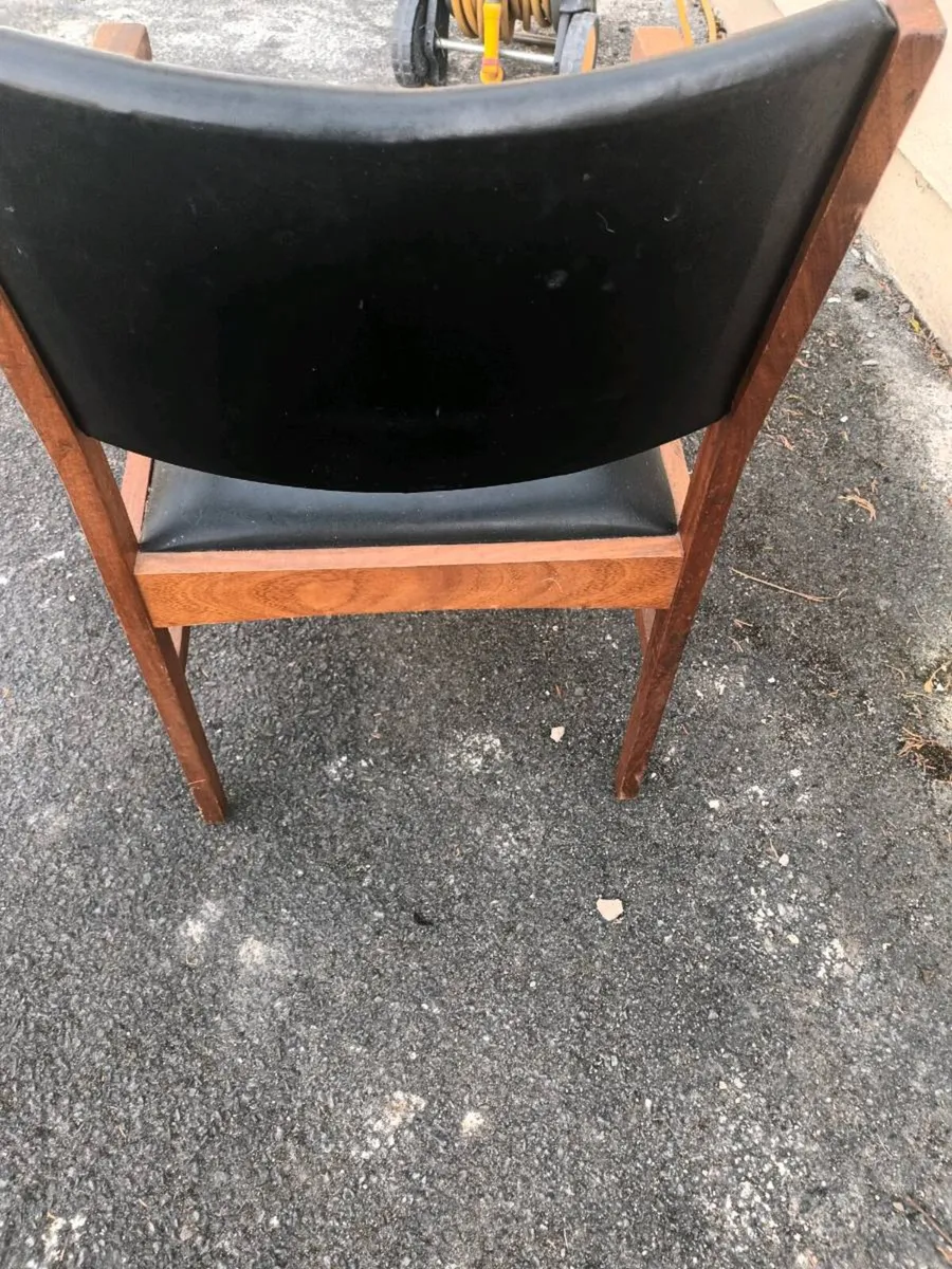 Chair 💺 - Image 1