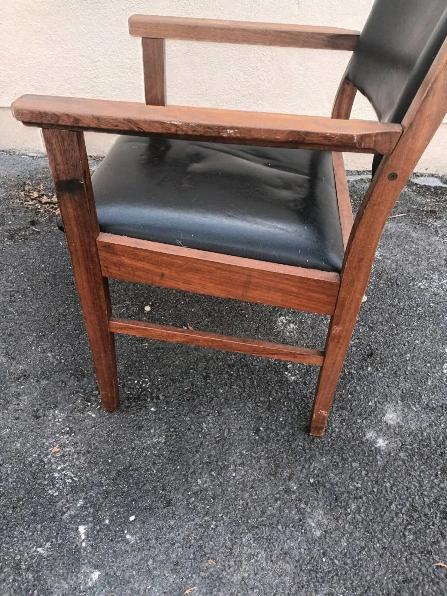 Chair 💺 - Image 2